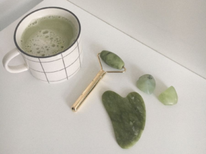 Les meilleurs accessoires pour votre routine yoga du visage
